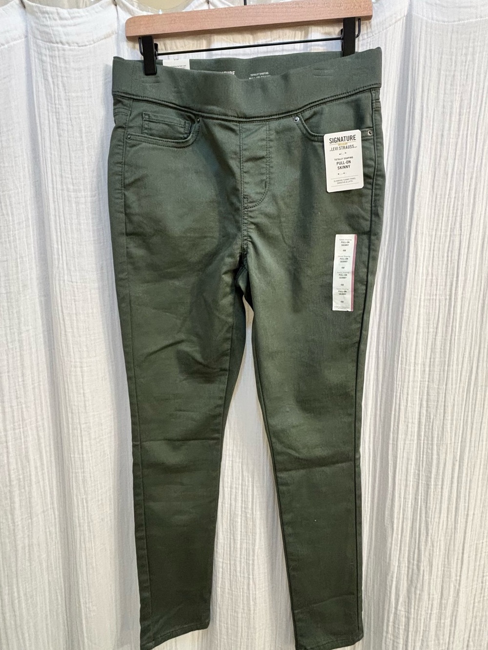 NWT Signature by Levi Strauss Olive Green Women’s Skinny Pull-On Jeans size 4